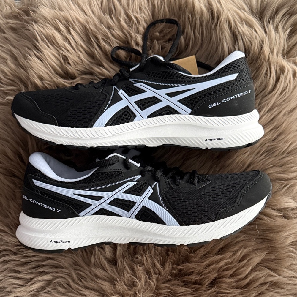 NIB Women’s Asics Gel-Contend 7 Black and White Running Shoes size 9.5